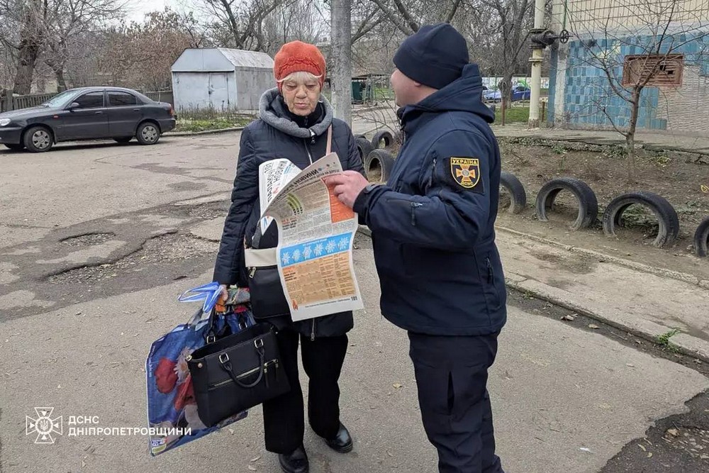 У Нікополі офіцери-рятувальники нагадали мешканцям правила пожежної безпеки в холодну пору року