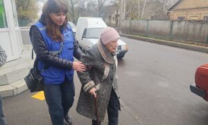 Памʼятає голод і страх Другої світової, а сьогодні живе під звуки вибухів у Нікополі: благодійники допомогли 83-річній Ларисі Павлівні