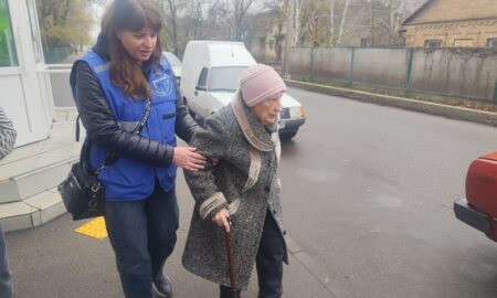 Памʼятає голод і страх Другої світової, а сьогодні живе під звуки вибухів у Нікополі: благодійники допомогли 83-річній Ларисі Павлівні