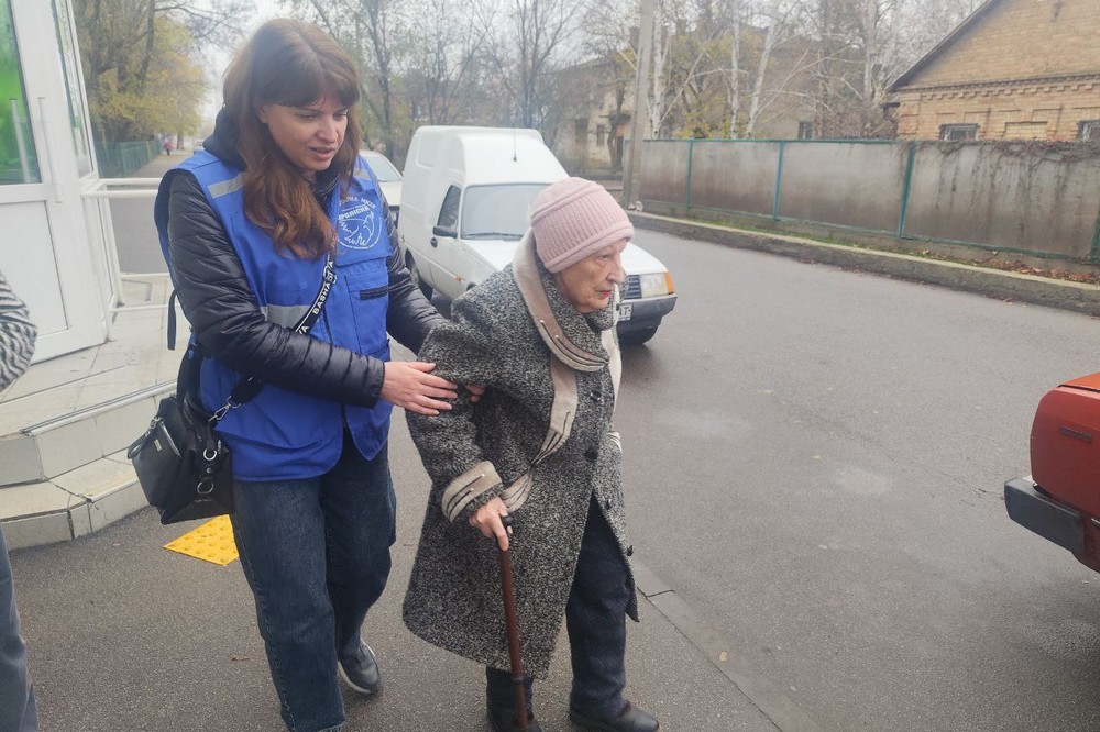 Памʼятає голод і страх Другої світової, а сьогодні живе під звуки вибухів у Нікополі: благодійники допомогли 83-річній Ларисі Павлівні