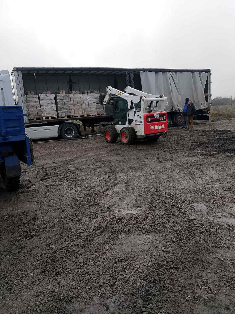 У селі на Нікопольщині роздали паливні брикети: фото У селі на Нікопольщині роздали паливні брикети: фото