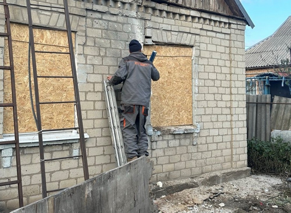 У Нікополі встановлюють нові захисні споруди, усувають наслідки обстрілів, виконують роботи з благоустрою (фото)