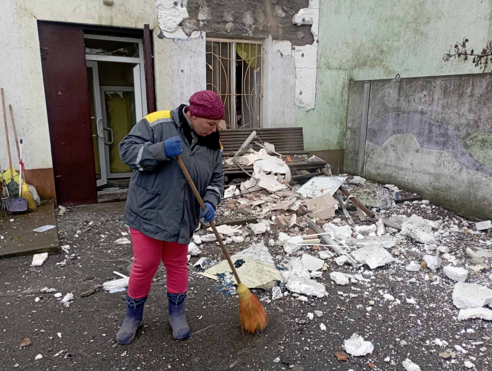 У Нікополі встановлюють нові захисні споруди, усувають наслідки обстрілів, виконують роботи з благоустрою (фото)