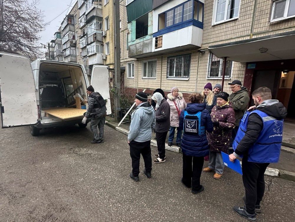 У Нікополі встановлюють нові захисні споруди, усувають наслідки обстрілів, виконують роботи з благоустрою (фото)