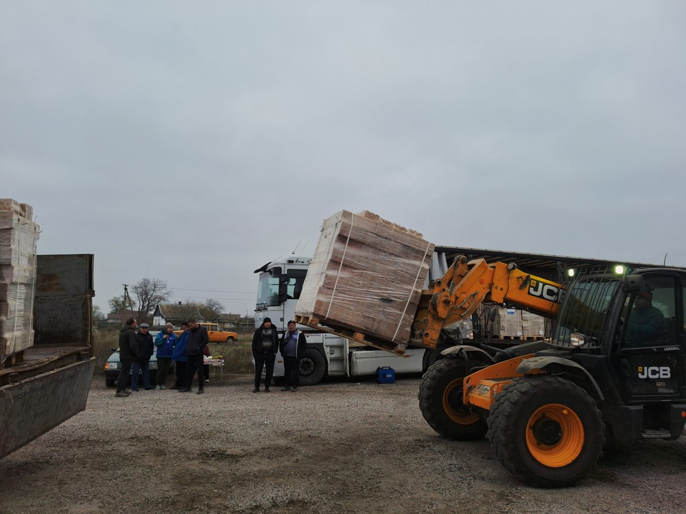 У селі на Нікопольщині роздали паливні брикети: фото У селі на Нікопольщині роздали паливні брикети: фото