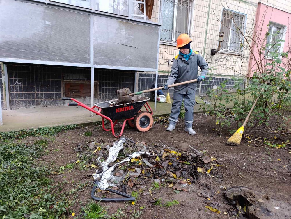 У Нікополі встановлюють нові захисні споруди, усувають наслідки обстрілів, виконують роботи з благоустрою (фото)