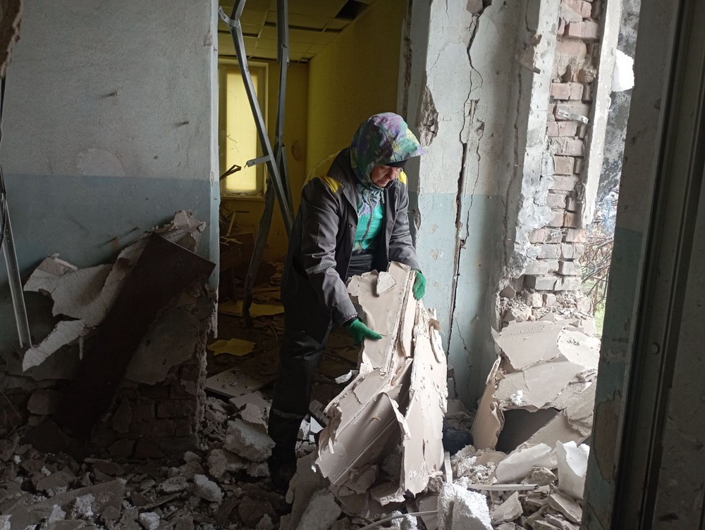 У Нікополі встановлюють нові захисні споруди, усувають наслідки обстрілів, виконують роботи з благоустрою (фото)