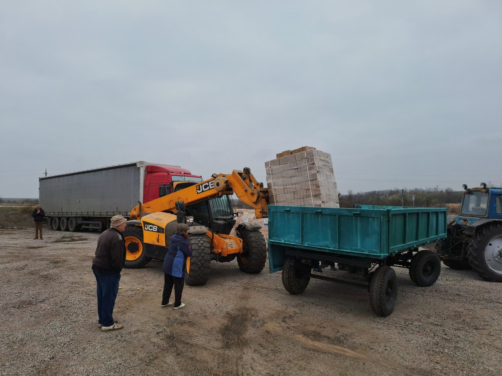 У селі на Нікопольщині роздали паливні брикети: фото У селі на Нікопольщині роздали паливні брикети: фото