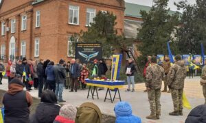З квітами в руках та болем у серці… На Нікопольщині сьогодні провели в останню путь Захисника (фото)