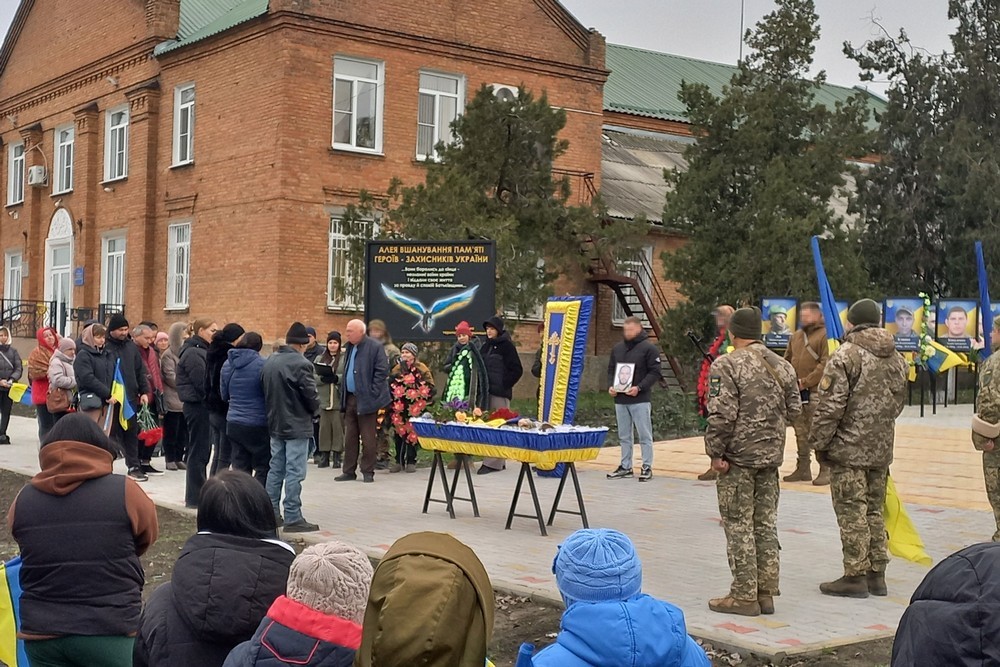 На Нікопольщині сьогодні провели в останню путь Захисника (фото)