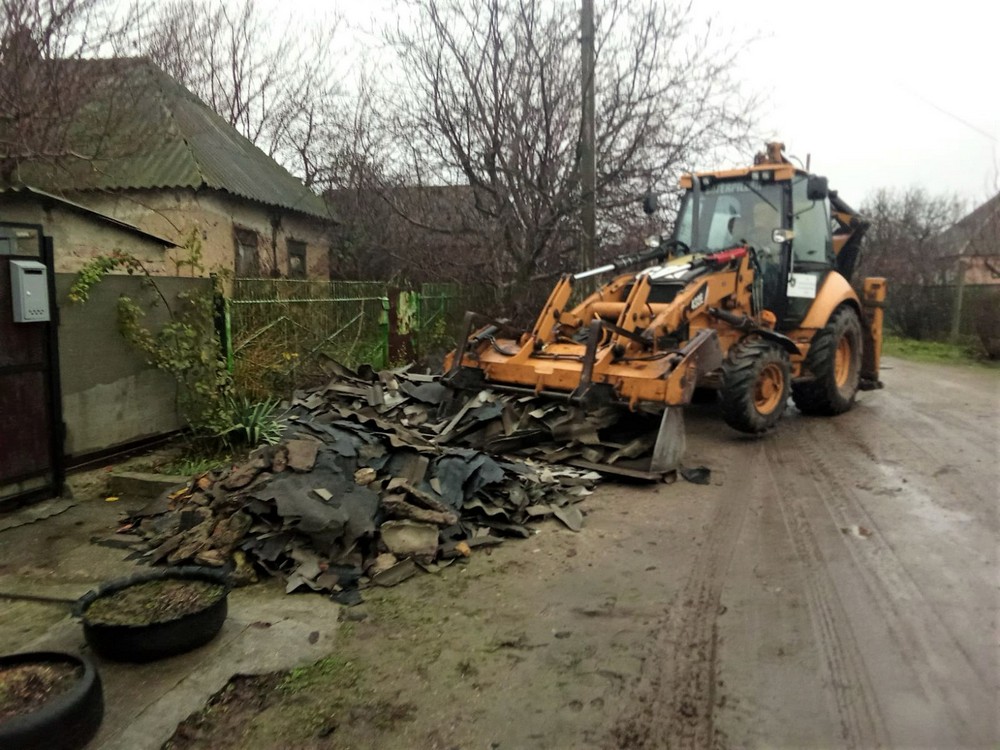 У Нікополі встановлюють нові захисні споруди, усувають наслідки обстрілів, виконують роботи з благоустрою (фото)