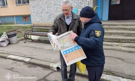 У Нікополі офіцери-рятувальники нагадали мешканцям правила пожежної безпеки в холодну пору року