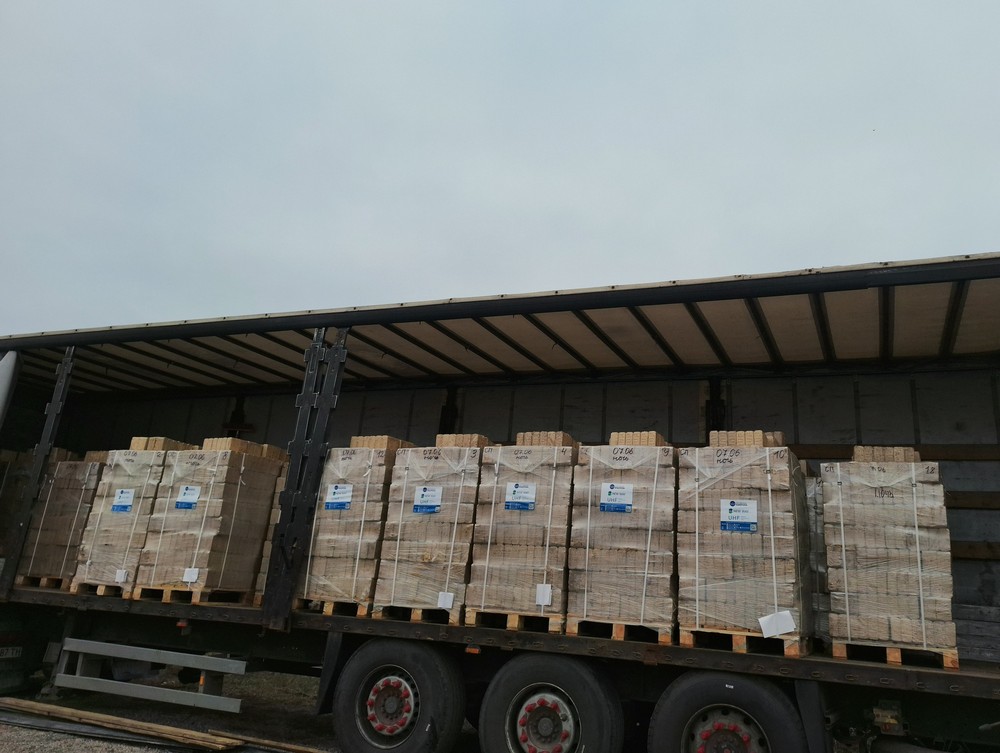 У селі на Нікопольщині роздали паливні брикети: фото У селі на Нікопольщині роздали паливні брикети: фото