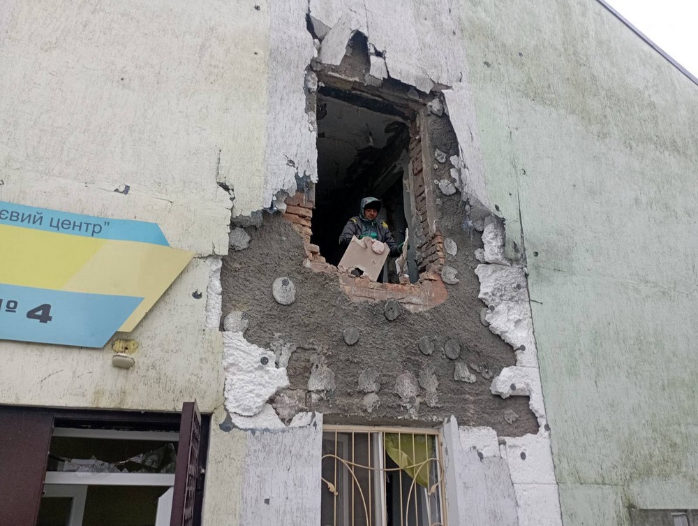 У Нікополі встановлюють нові захисні споруди, усувають наслідки обстрілів, виконують роботи з благоустрою (фото)