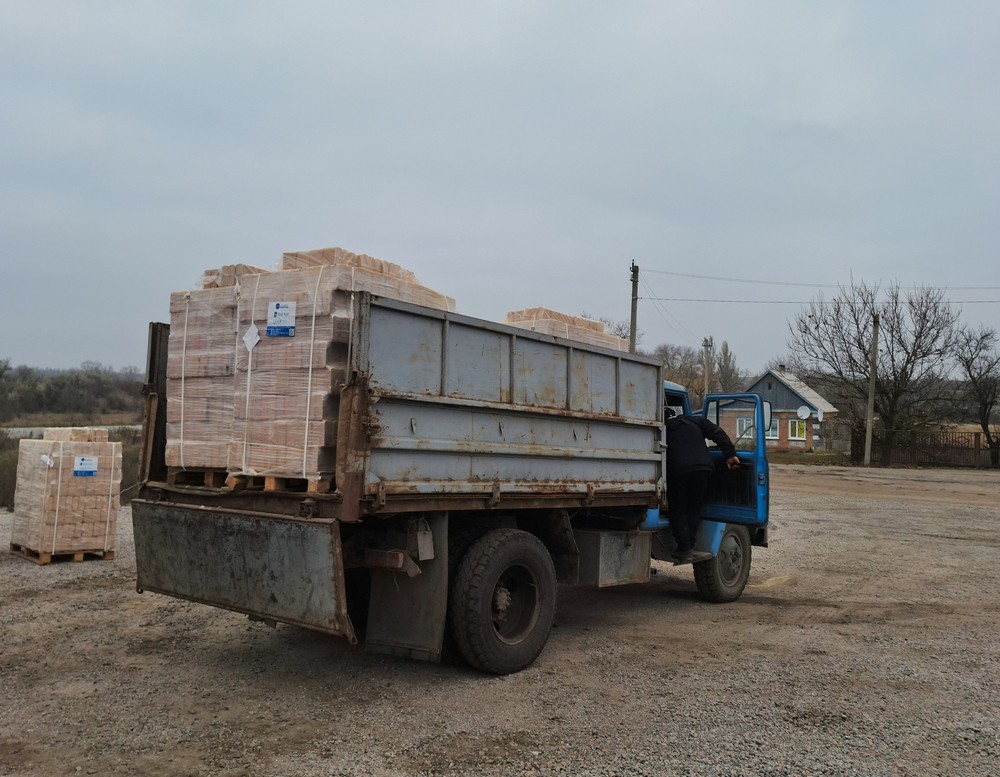 У селі на Нікопольщині роздали паливні брикети: фото У селі на Нікопольщині роздали паливні брикети: фото