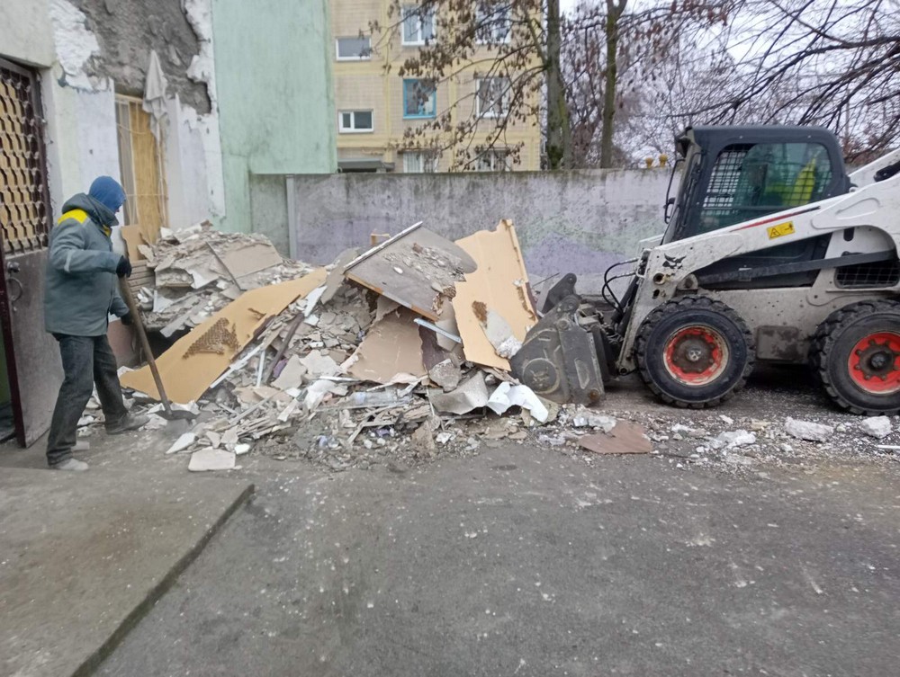 У Нікополі встановлюють нові захисні споруди, усувають наслідки обстрілів, виконують роботи з благоустрою (фото)