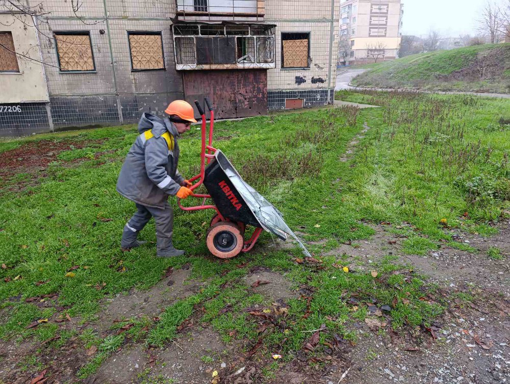 У Нікополі встановлюють нові захисні споруди, усувають наслідки обстрілів, виконують роботи з благоустрою (фото)