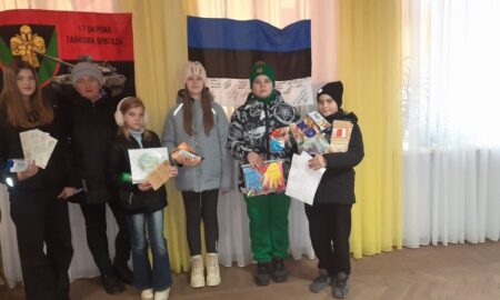Учні і вчителі ліцею у Нікополі передали гостинці, листи і кошти для ЗСУ