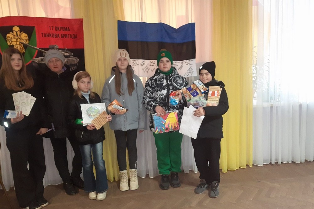 Учні і вчителі ліцею у Нікополі передали гостинці, листи і кошти для ЗСУ 1 Учні і вчителі ліцею у Нікополі передали гостинці, листи і кошти для ЗСУ