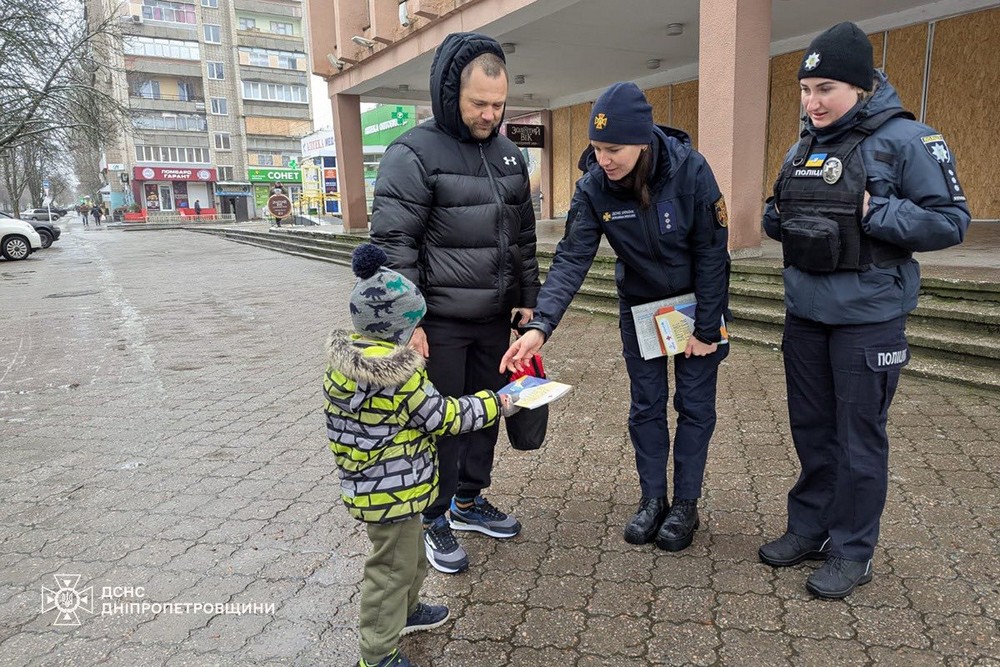 Мешканцям Нікополя нагадали правила безпечної поведінки в темний час доби (фото) Мешканцям Нікополя нагадали правила безпечної поведінки в темний час доби (фото)