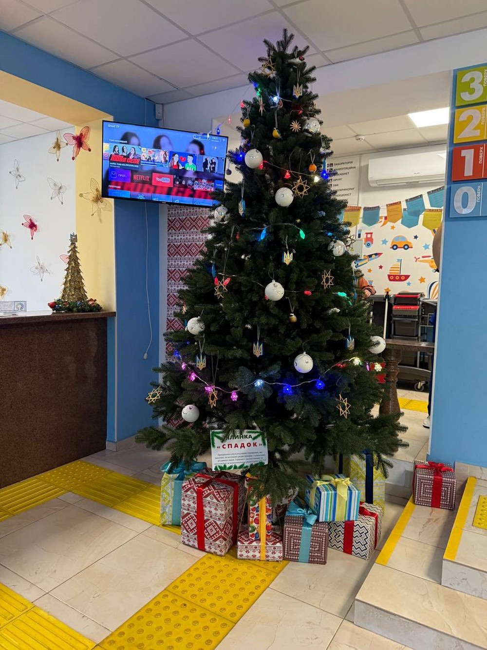 У дитячій лікарні Нікополя встановили новорічні ялинку
