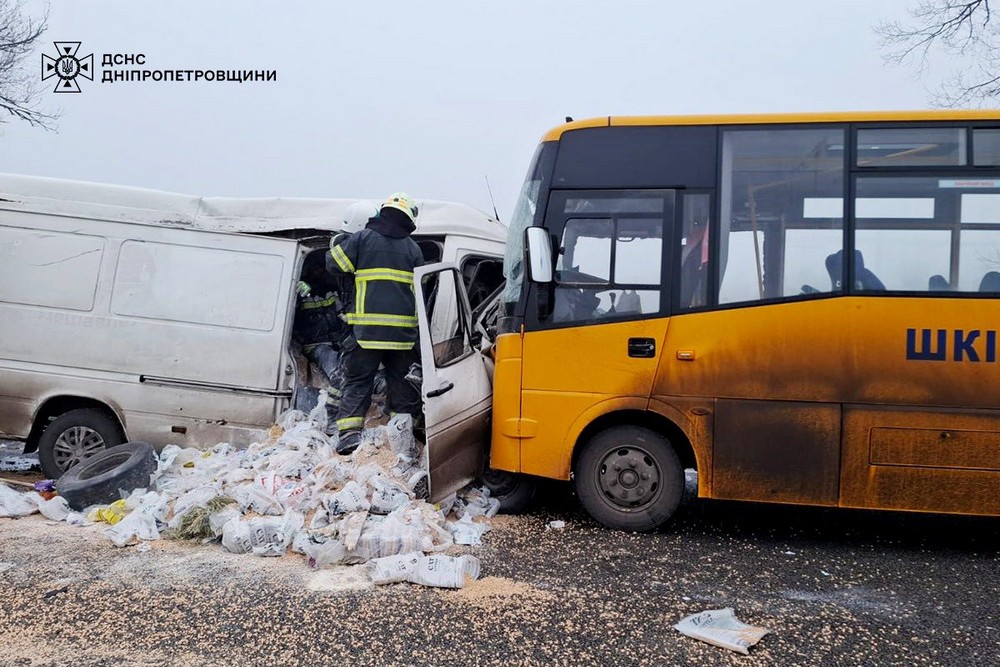 Смертельна ДТП на Дніпропетровщині за участю шкільного автобусу: загиблі і багато постраждалих (фото) Смертельна ДТП на Дніпропетровщині за участю шкільного автобусу: загиблі і багато постраждалих (фото)