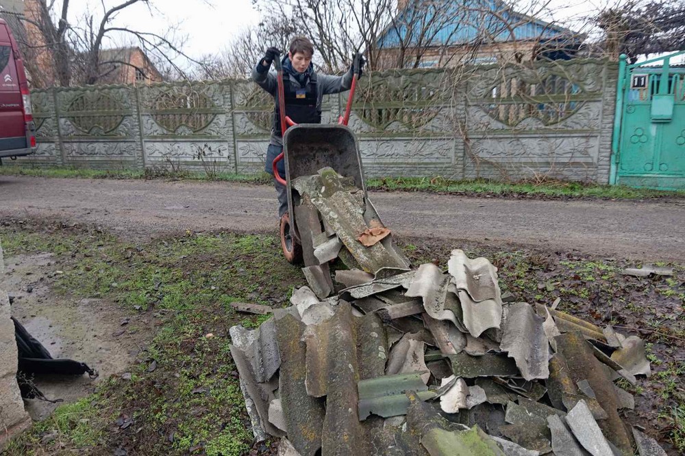 У Нікополі прибирають з вулиць сніг, усувають наслідки обстрілів, встановлюють нові габіони: про роботу комунальників на цьому тижні У Нікополі прибирають з вулиць сніг, усувають наслідки обстрілів, встановлюють нові габіони: про роботу комунальників на цьому тижні