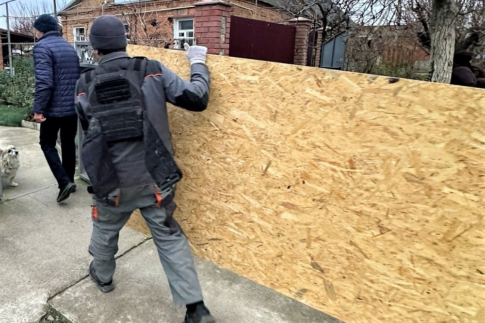 У Нікополі прибирають з вулиць сніг, усувають наслідки обстрілів, встановлюють нові габіони: про роботу комунальників на цьому тижні У Нікополі прибирають з вулиць сніг, усувають наслідки обстрілів, встановлюють нові габіони: про роботу комунальників на цьому тижні