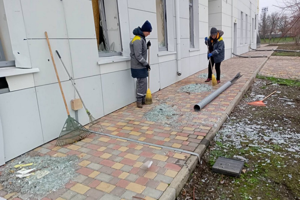 У Нікополі прибирають з вулиць сніг, усувають наслідки обстрілів, встановлюють нові габіони: про роботу комунальників на цьому тижні У Нікополі прибирають з вулиць сніг, усувають наслідки обстрілів, встановлюють нові габіони: про роботу комунальників на цьому тижні