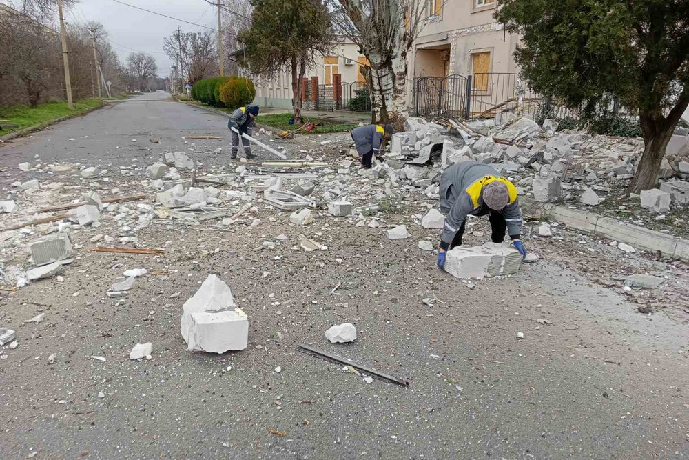 У Нікополі прибирають з вулиць сніг, усувають наслідки обстрілів, встановлюють нові габіони: про роботу комунальників на цьому тижні У Нікополі прибирають з вулиць сніг, усувають наслідки обстрілів, встановлюють нові габіони: про роботу комунальників на цьому тижні