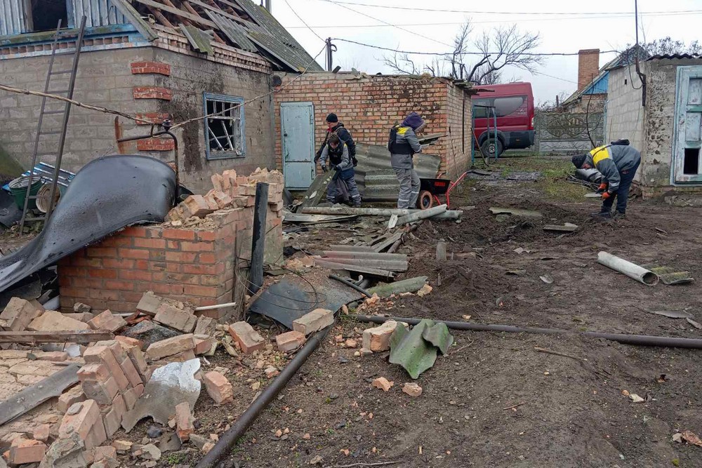 У Нікополі прибирають з вулиць сніг, усувають наслідки обстрілів, встановлюють нові габіони: про роботу комунальників на цьому тижні У Нікополі прибирають з вулиць сніг, усувають наслідки обстрілів, встановлюють нові габіони: про роботу комунальників на цьому тижні