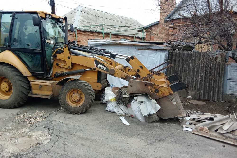 У Нікополі прибирають з вулиць сніг, усувають наслідки обстрілів, встановлюють нові габіони: про роботу комунальників на цьому тижні У Нікополі прибирають з вулиць сніг, усувають наслідки обстрілів, встановлюють нові габіони: про роботу комунальників на цьому тижні