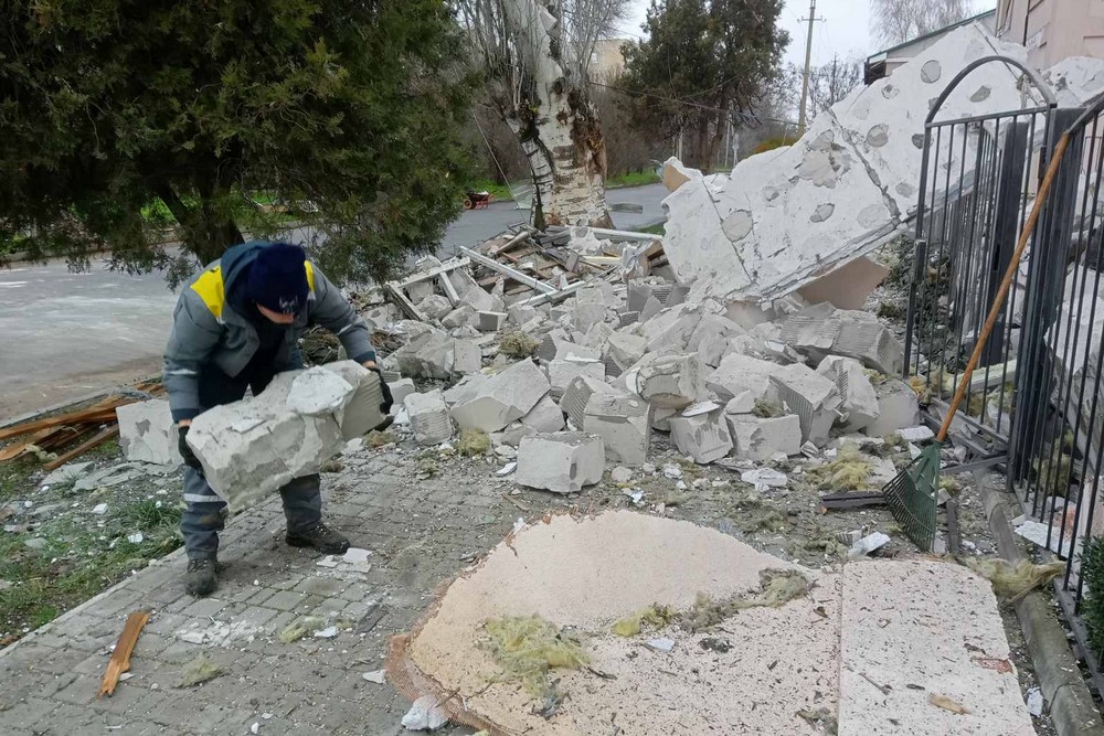 У Нікополі прибирають з вулиць сніг, усувають наслідки обстрілів, встановлюють нові габіони: про роботу комунальників на цьому тижні У Нікополі прибирають з вулиць сніг, усувають наслідки обстрілів, встановлюють нові габіони: про роботу комунальників на цьому тижні