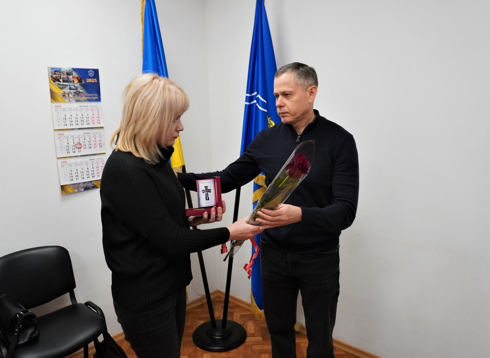 У Нікополі сьогодні рідним чотирьох полеглих Героїв передали державні нагороди (фото) У Нікополі сьогодні рідним чотирьох полеглих Героїв передали державні нагороди (фото)