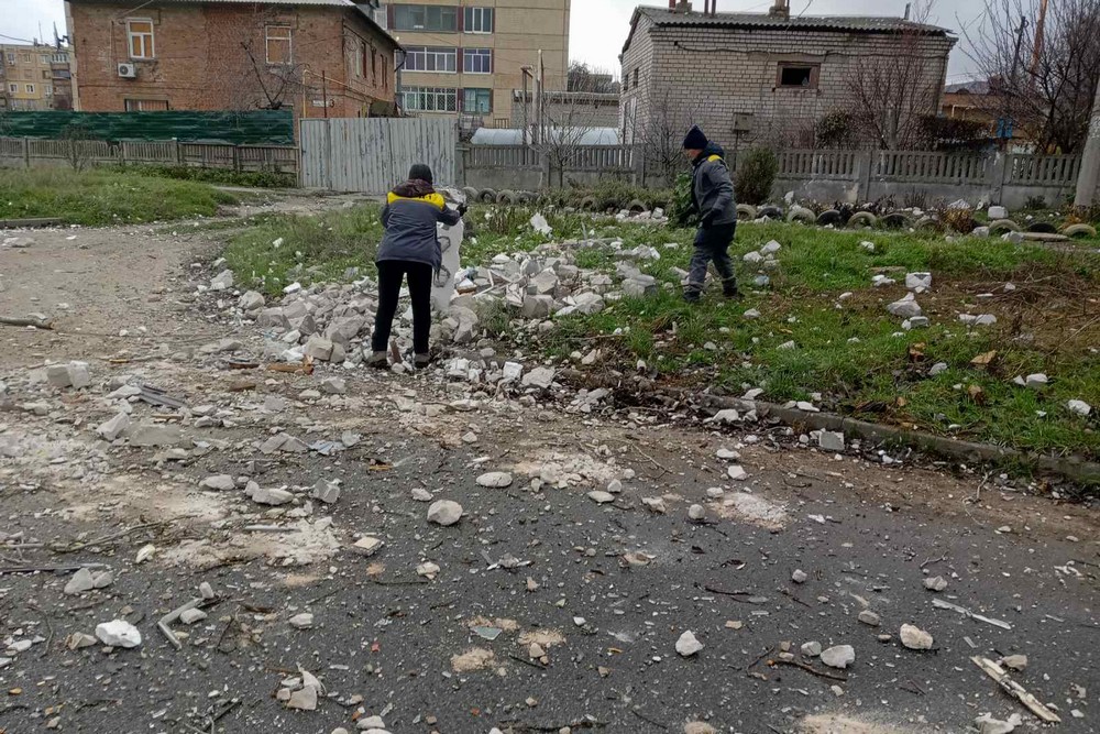 У Нікополі прибирають з вулиць сніг, усувають наслідки обстрілів, встановлюють нові габіони: про роботу комунальників на цьому тижні У Нікополі прибирають з вулиць сніг, усувають наслідки обстрілів, встановлюють нові габіони: про роботу комунальників на цьому тижні