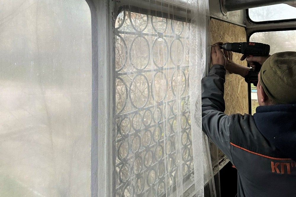 У Нікополі прибирають з вулиць сніг, усувають наслідки обстрілів, встановлюють нові габіони: про роботу комунальників на цьому тижні У Нікополі прибирають з вулиць сніг, усувають наслідки обстрілів, встановлюють нові габіони: про роботу комунальників на цьому тижні