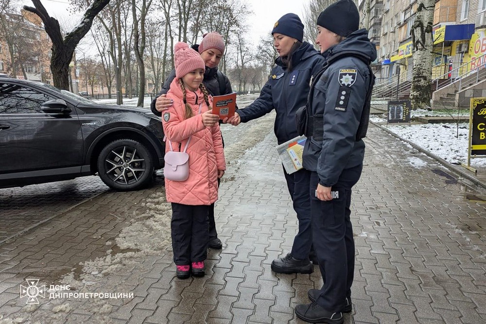 Мешканцям Нікополя нагадали правила безпечної поведінки в темний час доби (фото) Мешканцям Нікополя нагадали правила безпечної поведінки в темний час доби (фото)