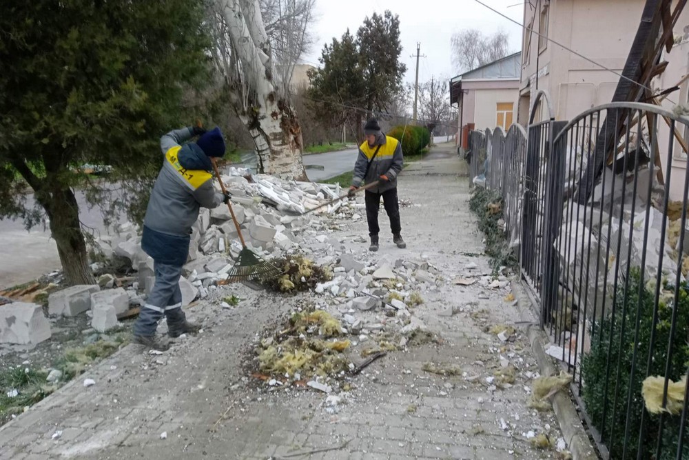 У Нікополі прибирають з вулиць сніг, усувають наслідки обстрілів, встановлюють нові габіони: про роботу комунальників на цьому тижні У Нікополі прибирають з вулиць сніг, усувають наслідки обстрілів, встановлюють нові габіони: про роботу комунальників на цьому тижні