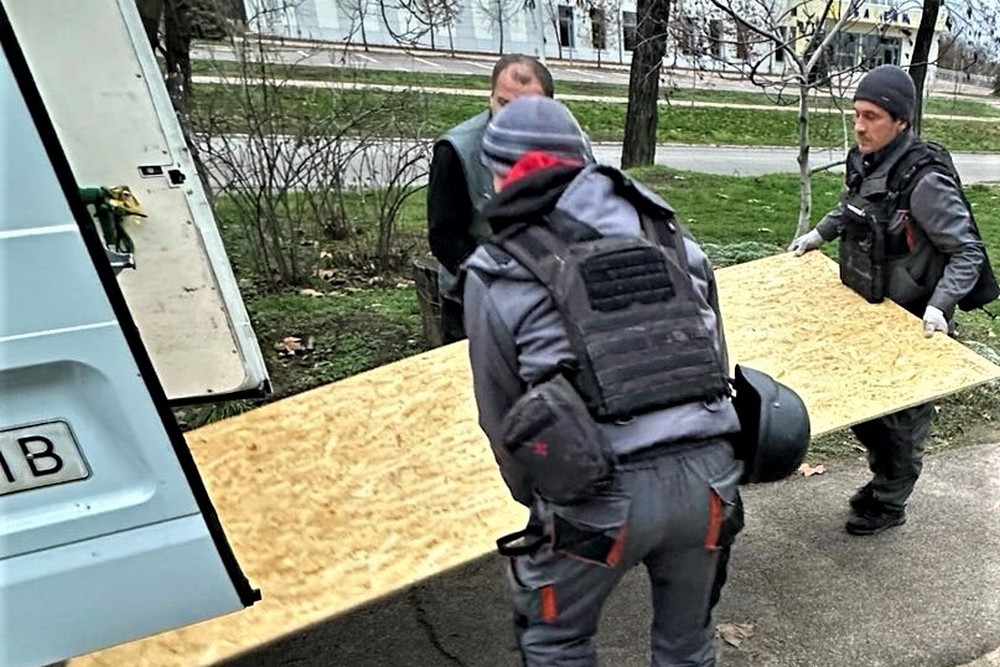 У Нікополі прибирають з вулиць сніг, усувають наслідки обстрілів, встановлюють нові габіони: про роботу комунальників на цьому тижні У Нікополі прибирають з вулиць сніг, усувають наслідки обстрілів, встановлюють нові габіони: про роботу комунальників на цьому тижні