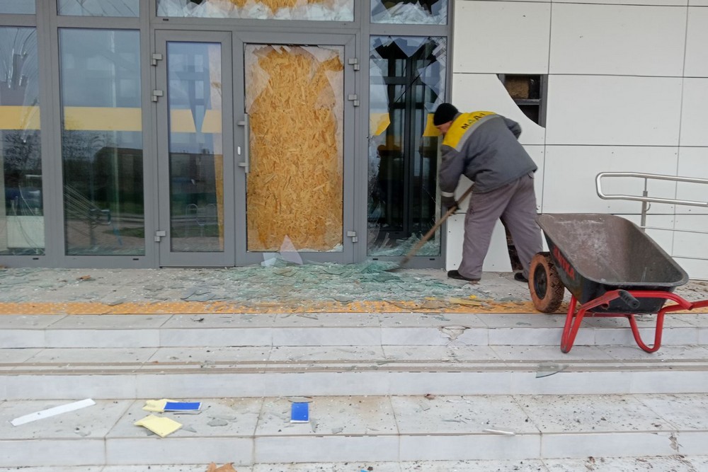 У Нікополі прибирають з вулиць сніг, усувають наслідки обстрілів, встановлюють нові габіони: про роботу комунальників на цьому тижні У Нікополі прибирають з вулиць сніг, усувають наслідки обстрілів, встановлюють нові габіони: про роботу комунальників на цьому тижні