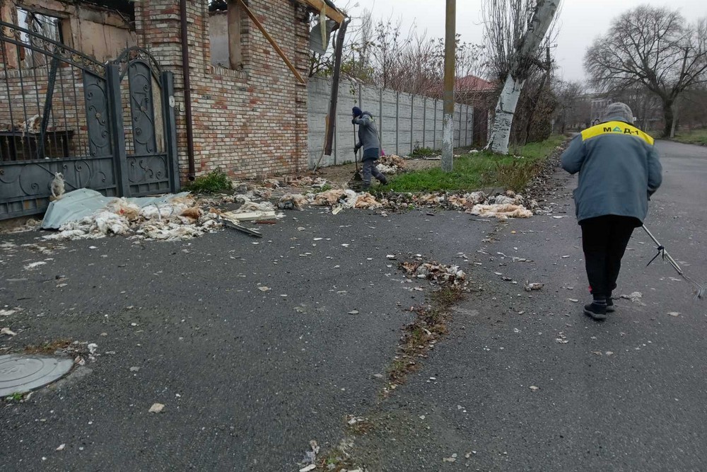 У Нікополі прибирають з вулиць сніг, усувають наслідки обстрілів, встановлюють нові габіони: про роботу комунальників на цьому тижні У Нікополі прибирають з вулиць сніг, усувають наслідки обстрілів, встановлюють нові габіони: про роботу комунальників на цьому тижні