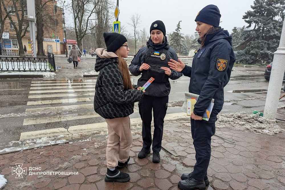 Мешканцям Нікополя нагадали правила безпечної поведінки в темний час доби (фото) Мешканцям Нікополя нагадали правила безпечної поведінки в темний час доби (фото)