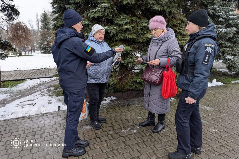 Мешканцям Нікополя нагадали правила безпечної поведінки в темний час доби (фото) Мешканцям Нікополя нагадали правила безпечної поведінки в темний час доби (фото)