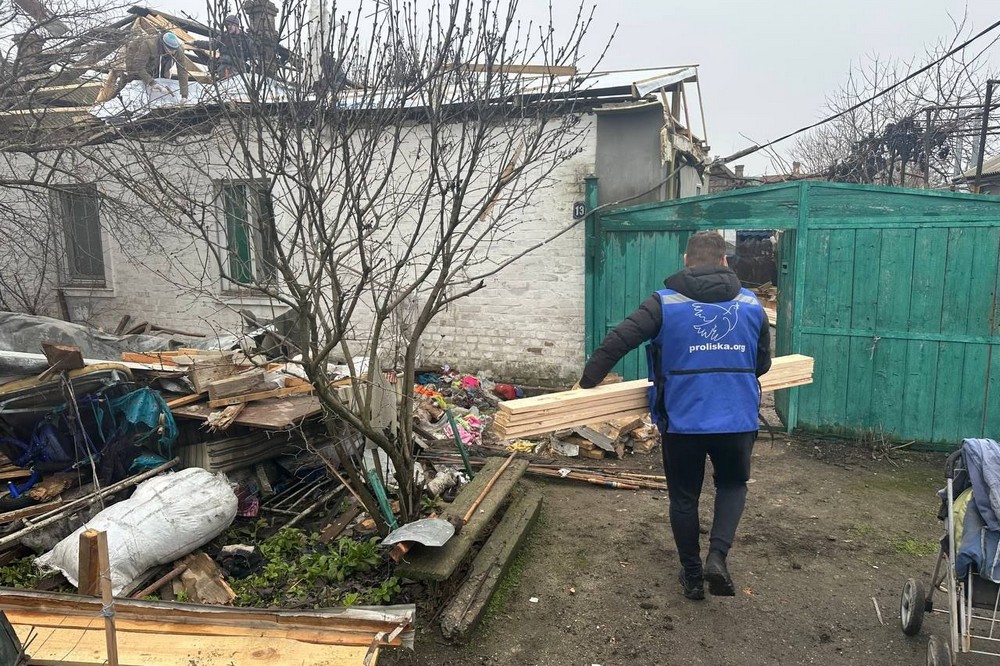 Страшні будні Нікополя: «Її дім, де колись пахло хлібом, перетворився на обгорілі стіни та пил. Вона не плакала, а заспокоювала кицю» Страшні будні Нікополя: «Її дім, де колись пахло хлібом, перетворився на обгорілі стіни та пил. Вона не плакала, а заспокоювала кицю»