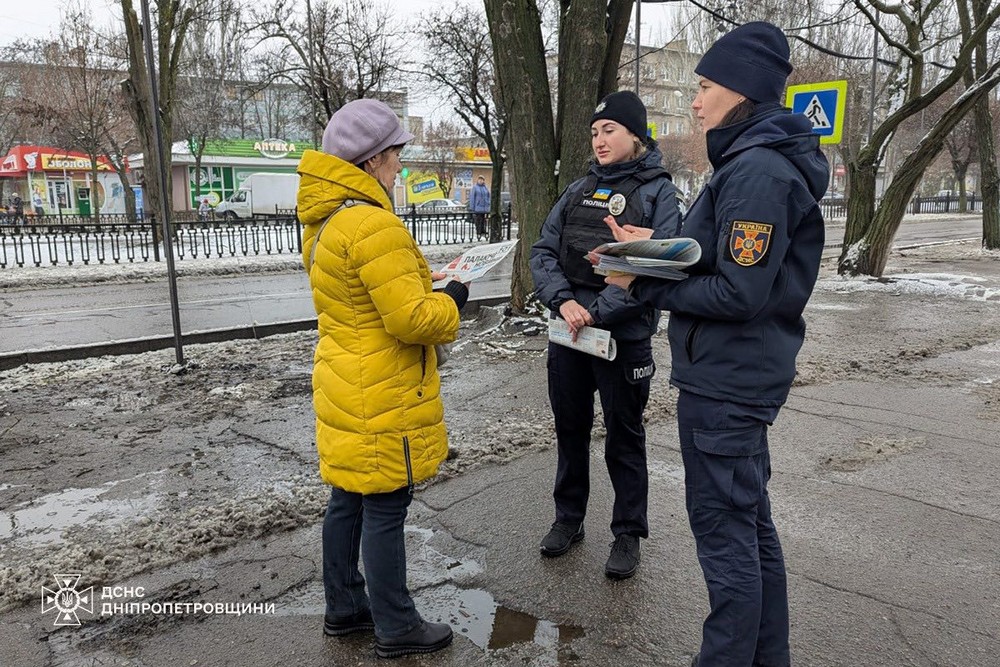 Мешканцям Нікополя нагадали правила безпечної поведінки в темний час доби (фото) Мешканцям Нікополя нагадали правила безпечної поведінки в темний час доби (фото)