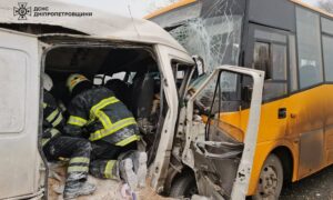 Смертельна ДТП на Дніпропетровщині за участю шкільного автобусу: загиблі і багато постраждалих (фото)