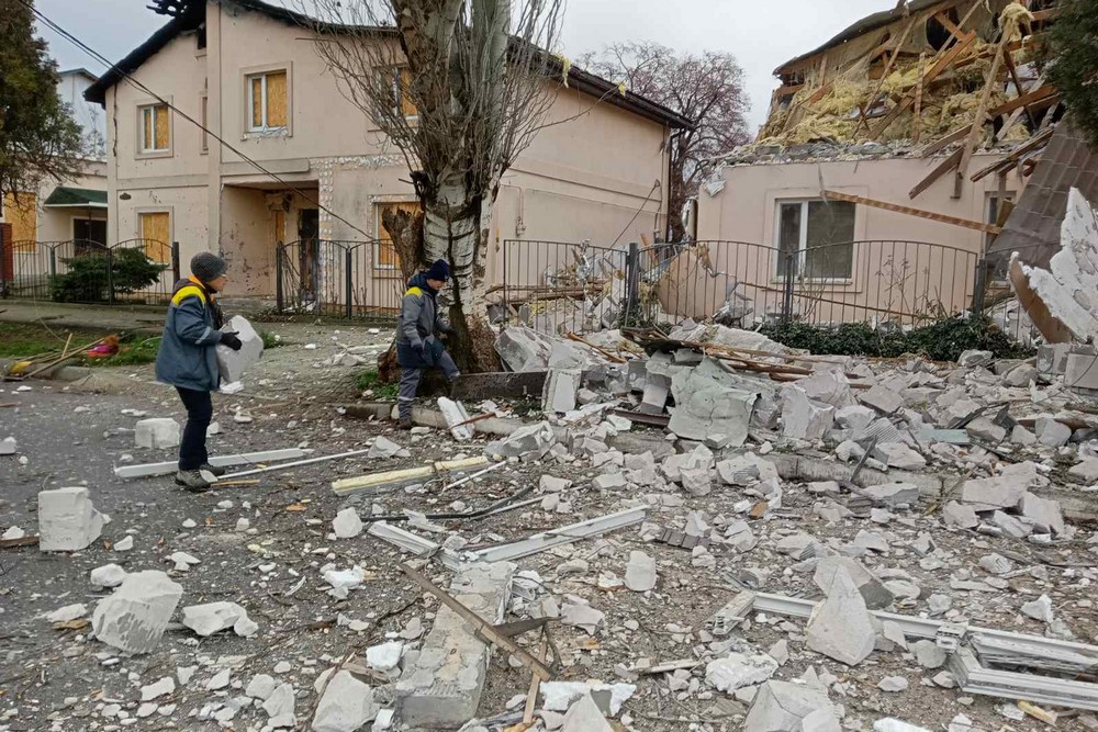 У Нікополі прибирають з вулиць сніг, усувають наслідки обстрілів, встановлюють нові габіони: про роботу комунальників на цьому тижні У Нікополі прибирають з вулиць сніг, усувають наслідки обстрілів, встановлюють нові габіони: про роботу комунальників на цьому тижні