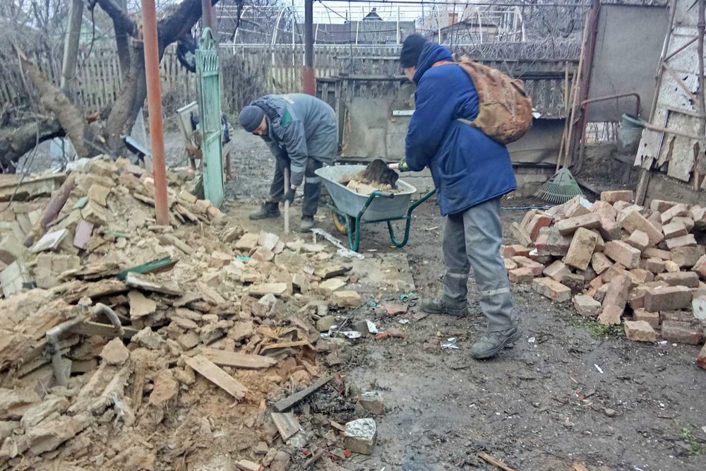 У Нікополі усувають наслідки обстрілів, встановлюють габіони, прибирали сніг, обрізають гілки та зносять аварійні дерева: про роботу комунальників на цьому тижні (фото) У Нікополі усувають наслідки обстрілів, встановлюють габіони, прибирали сніг, обрізають гілки та зносять аварійні дерева: про роботу комунальників на цьому тижні (фото)