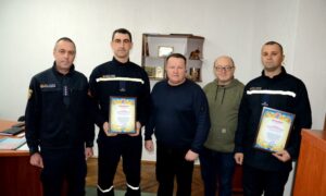 Начальник Нікопольської РВА Іван Базилюк сьогодні вручив подяки двом працівникам ДСНС.