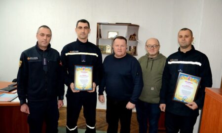 Начальник Нікопольської РВА Іван Базилюк сьогодні вручив подяки двом працівникам ДСНС.